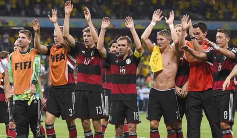 Seleção alemã comemorando a classificação para a final