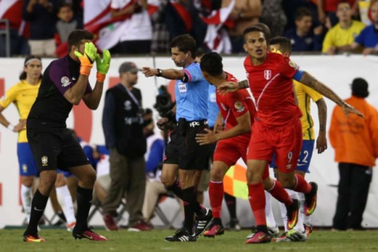 Com gol de mão de Ruidíaz, Peru elimina Brasil da Copa América Centenário
