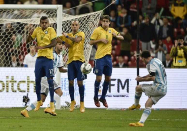 O Brasil venceu a Argentina por 2 a 0 no Superclássico das Américas, 2015, disputado em Pequim, na China. Terceira vitória de Dunga