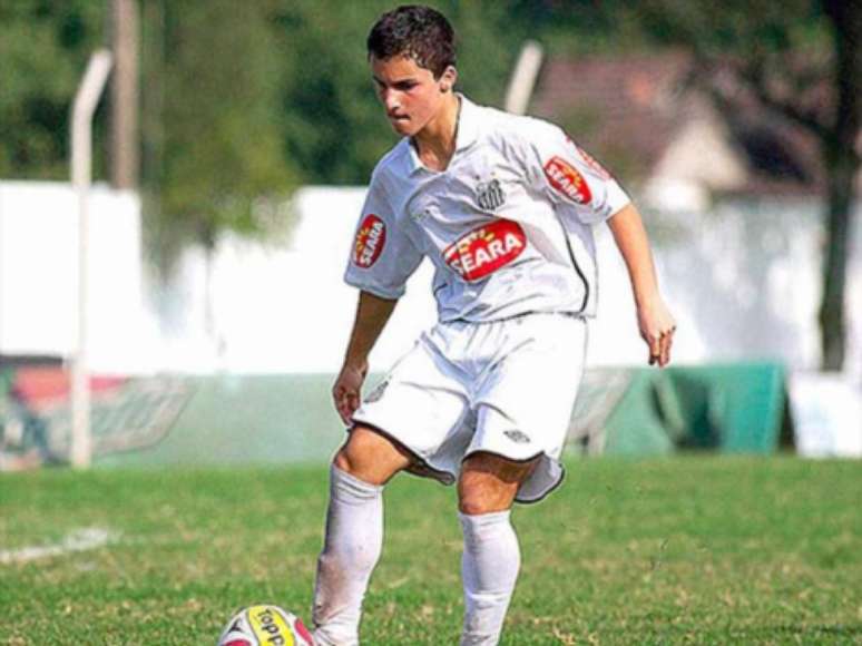 Jean Chera em ação pelo Santos em 2010, com 14 anos