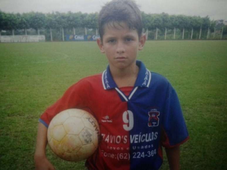 Na infância jogou pela escolinha de futebol Ovel, em Goiânia