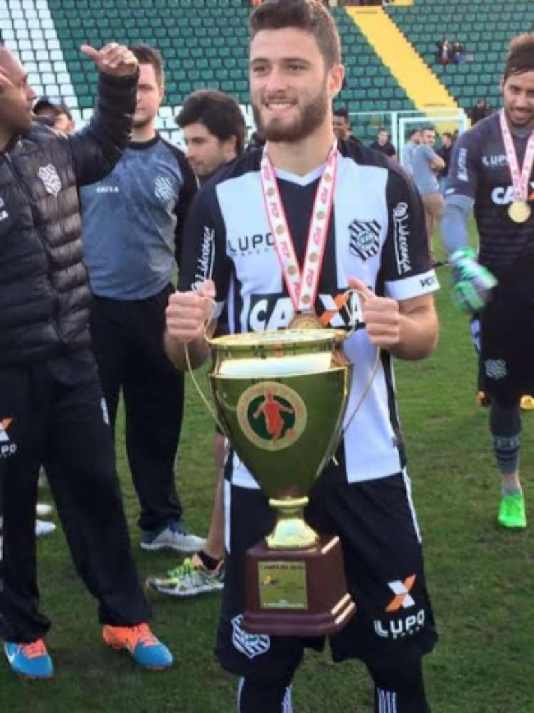 
                        
                        
                    Guilherme Morassi erguendo o troféu da Copa SC sub-20 (Foto: Luiz Henrique/ Flickr Figueirense)