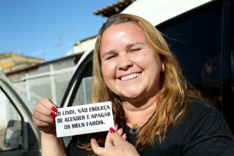 Brasília - Lindi Silva fez adesivo para lembrar de acender o farol de seu carro