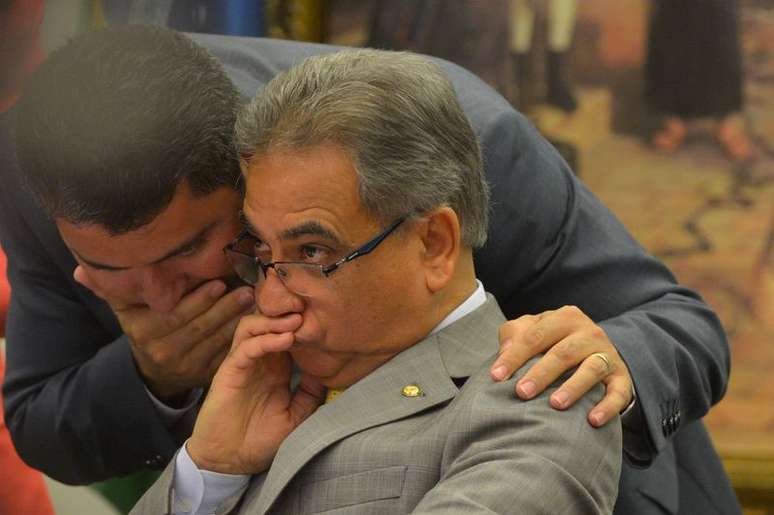 O deputado Marcos Rogério (E) e o relator Ronaldo Fonseca durante reunião da CCJ da Câmara