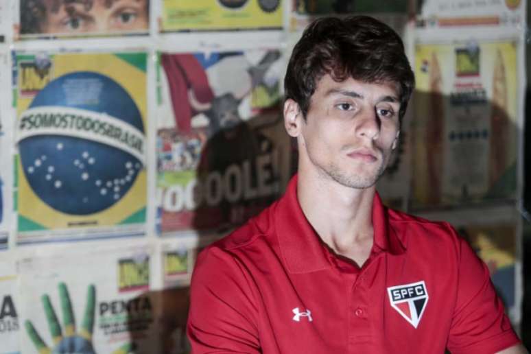 Dirigente do clube italiano confirma interesse em zagueiro, que deve sair no segundo semestre. São Paulo espera venda para manter o caixa equilibrado