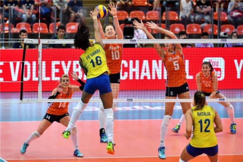 
                        
                        
                    Ataque de Garay diante do block holandês(Foto: FIVB / Divulgação)