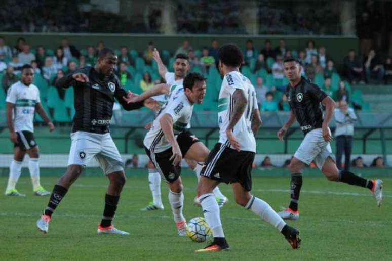 Coritiba cria as melhores oportunidades no primeiro tempo, mas esbarra em Sidão. Alvinegro equilibra na segunda etapa, mas administra o empate que o deixa fora do Z-4