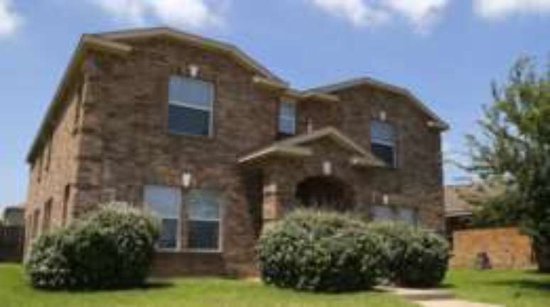 Pol&iacute;cia vasculhou casa de Johnson no sub&uacute;rbio de Dallas, na sexta-feira 