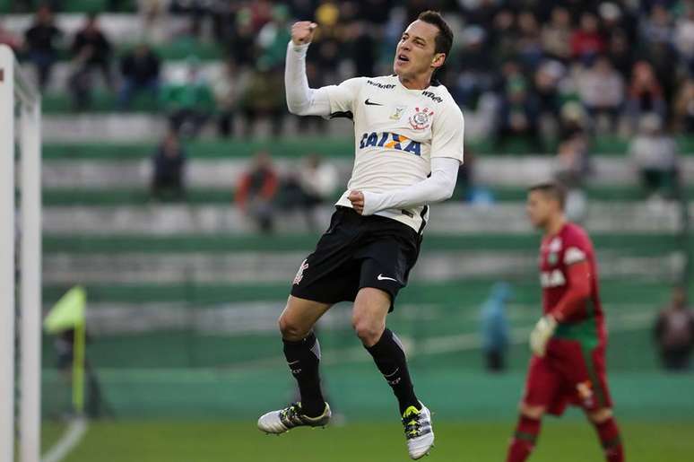 Rodriguinho fez boa jogada individual aos 15 minutos do segundo tempo e abriu o placar para o Corinthians