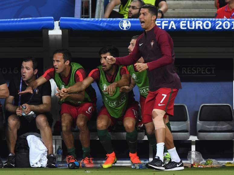 Cristiano Ronaldo comemora o gol de Portugal do banco de reservas; atacante saiu de campo ainda no primeiro tempo por causa de uma lesão no joelho