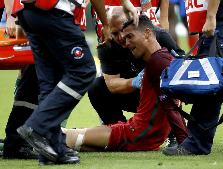 Cristiano Ronaldo sofreu uma pancada ainda no primeiro tempo e teve de deixar o campo com dores no joelho