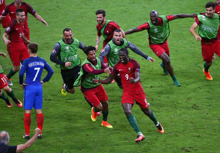 Éder comemora com seus companheiros o gol marcado no segundo tempo da prorrogação e que acabou garantindo a vitória de Portugal sobre a França na final da Eurocopa