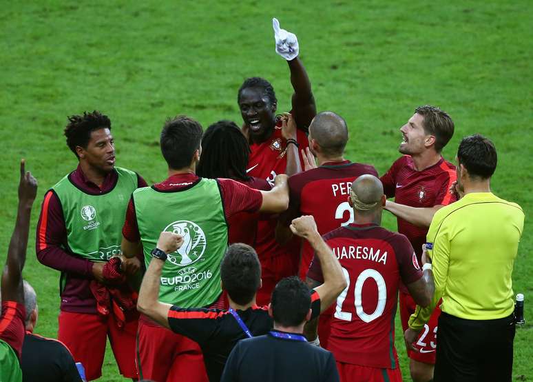Éder comemora o gol marcado com seus companheiros de seleção portuguesa