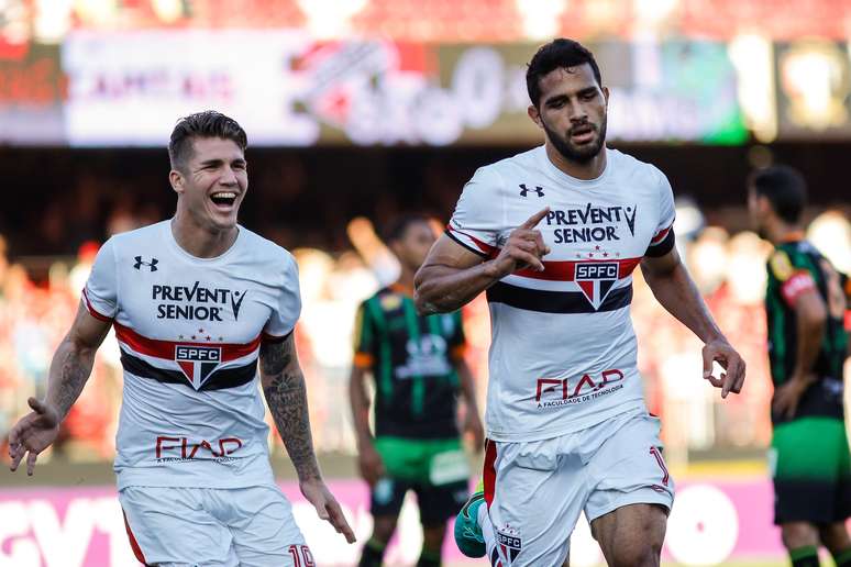 Alan Kardec comemora um dos dois gols que fez na vitória do São Paulo por 3 a 0 contra o América-MG, no Morumbi