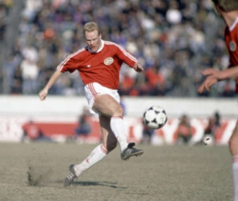 Ronald Koeman foi campeão da Liga dos Campeões da Europa com o PSV e da Eurocopa com a seleção da Holanda em 1988