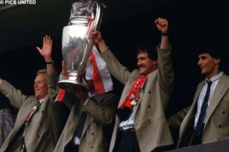 Van Aerle (de bigode) foi campeão da Liga dos Campeões da Europa com o PSV e da Eurocopa com a seleção da Holanda em 1988