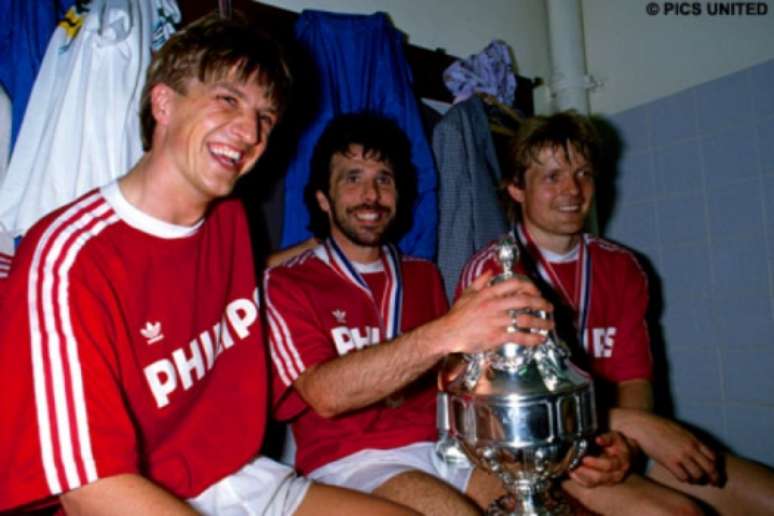 Wim Kieft (à esq.) foi campeão da Liga dos Campeões da Europa com o PSV e da Eurocopa com a seleção da Holanda em 1988