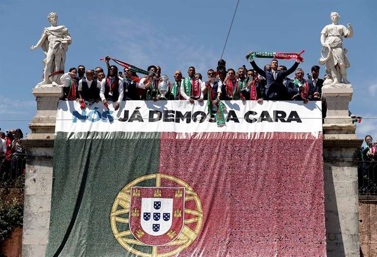 Jogadores da Seleção de Portugal mostram a taça de campeões da Eurocopa no Palacio de Belém em Lisboa