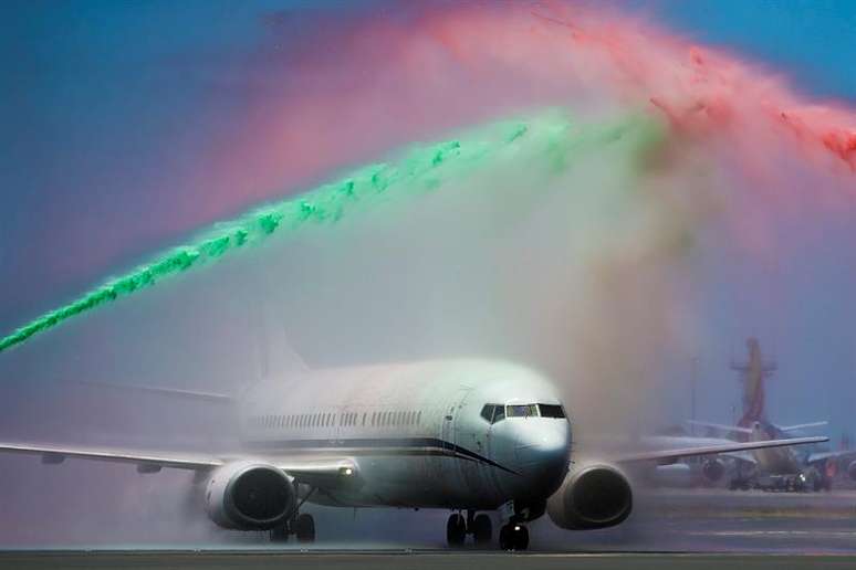 Avião com a seleção de Portugal é recebido no aeroporto de Lisboa com jatos de água nas cores vermelho e verde