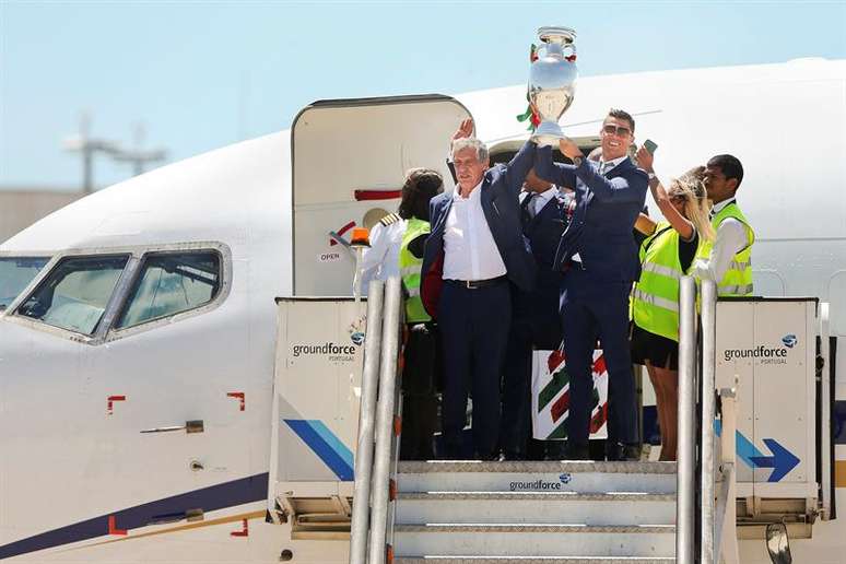 Técnico Fernando Santos e o capitão Cristiano Ronaldo exibem a taça da Euro ao saírem do avião