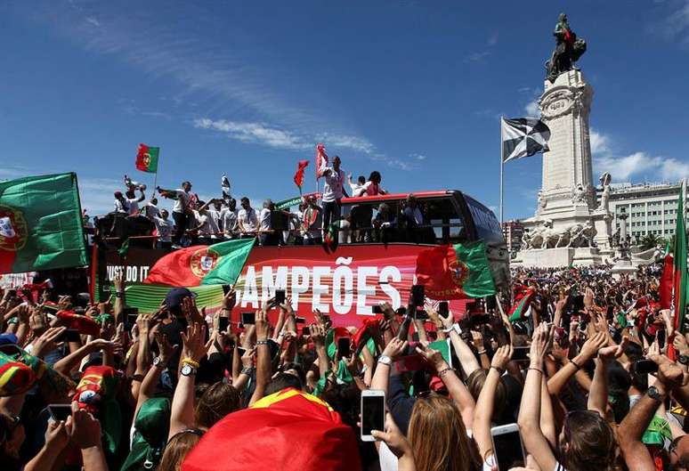 Multidão recebe os jogadores da seleção de Portugal em Lisboa