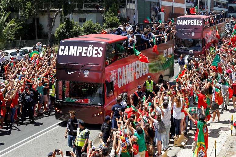 Multidão recebe os jogadores da seleção de Portugal em Lisboa