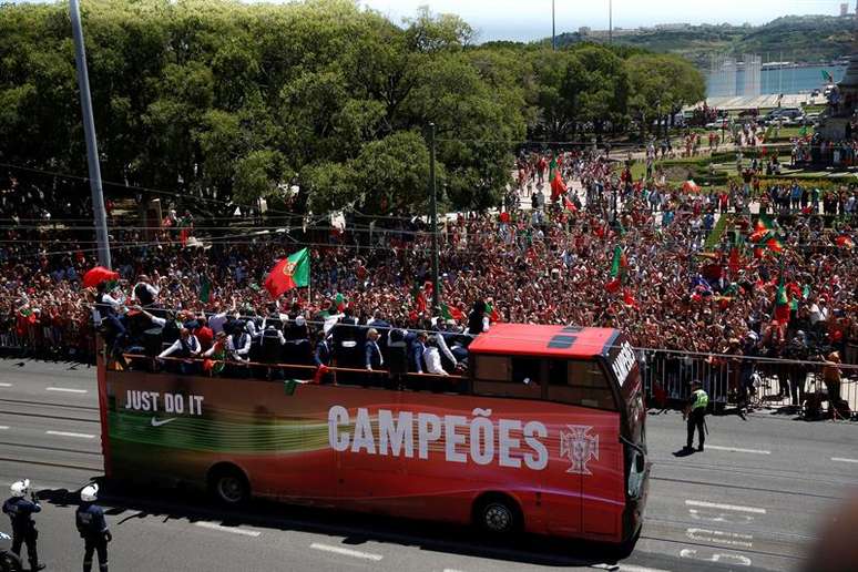 Multidão recebe os jogadores da seleção de Portugal em Lisboa