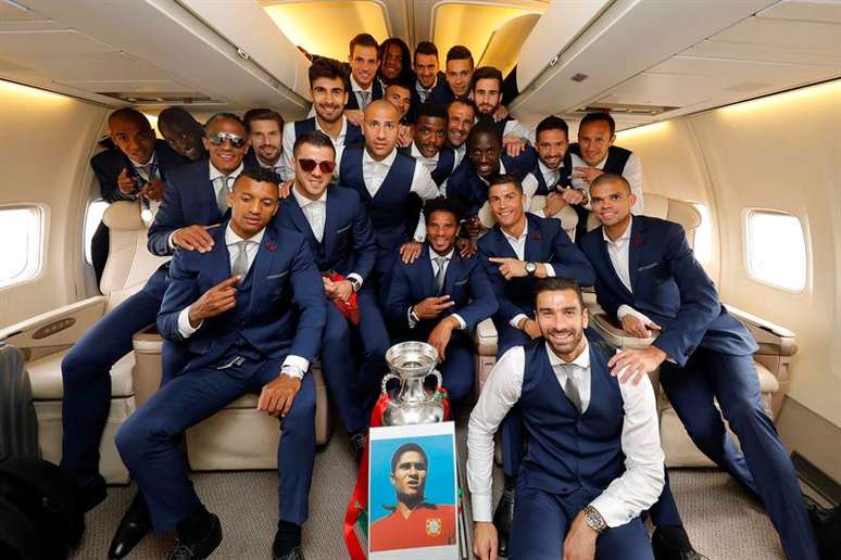 Seleção de Portugal se reúne dentro do avião e exibe a taça de campeã da Eurocopa