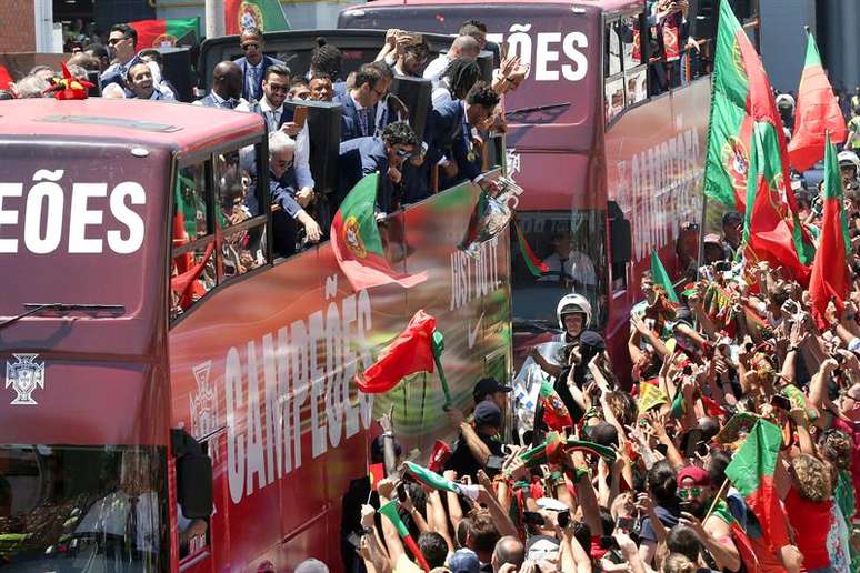 Multidão recebe os jogadores da seleção de Portugal em Lisboa