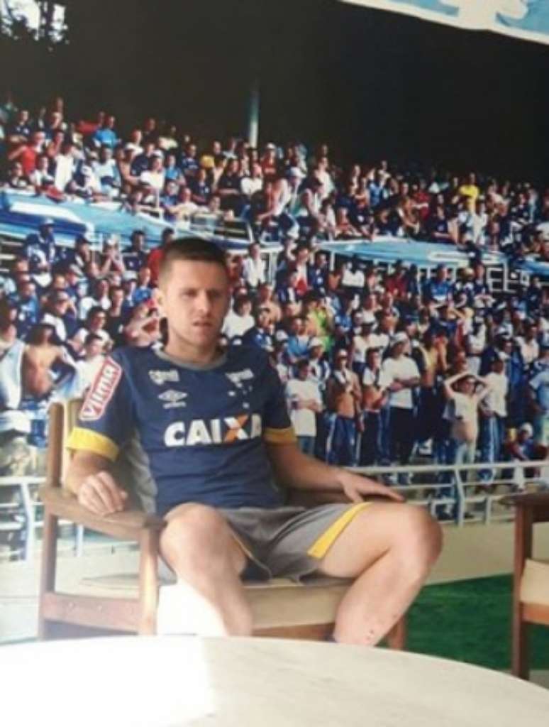 
                        
                        
                    Ezequiel com a camisa do Cruzeiro(Foto: Reprodução da internet)