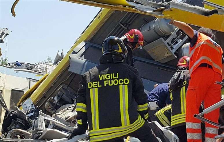 Trens se chocam de frente na Itália deixando ao menos 20 mortos e vários feridos