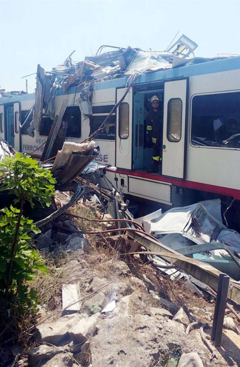 Trens se chocam de frente na Itália deixando ao menos 20 mortos e vários feridos