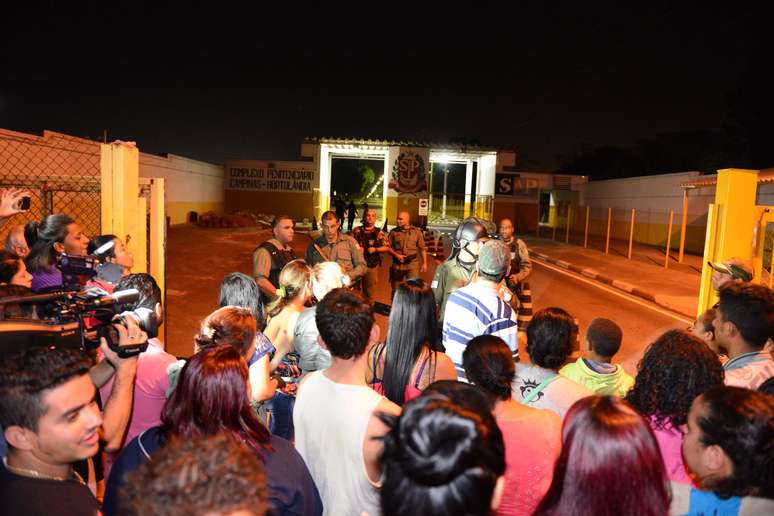 Familiares de presos e agentes penitenciários aguardam informações em frente à Penitenciária de Hortolândia (SP), durante rebelião de presos.