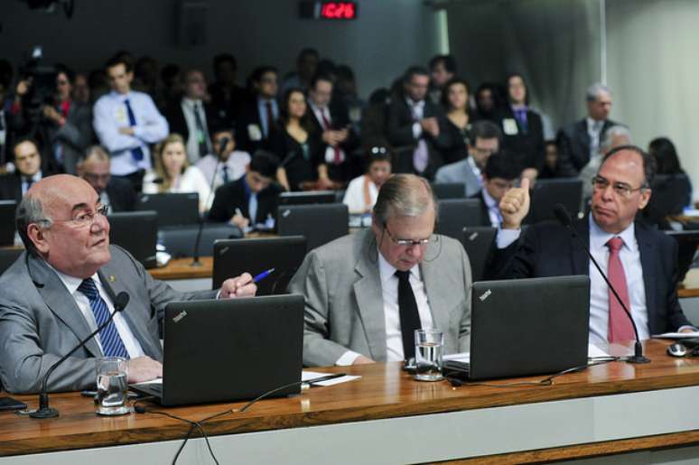 Senadores Flexa Ribeiro (PSDB-PA), Tasso Jereissati (PSDB-CE) e Fernando Bezerra Coelho (PSB-PE) em sessão da Comissão de Assuntos Econômicos.