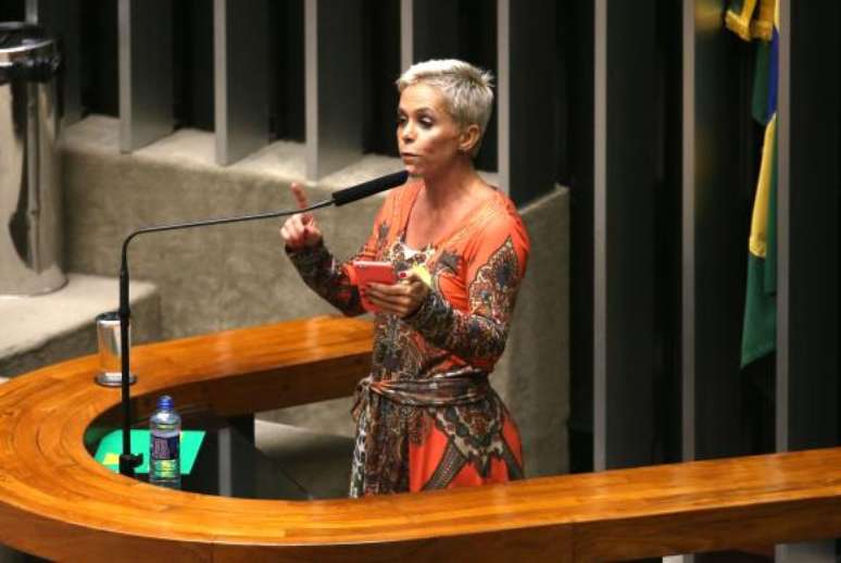 Deputada Cristiane Brasil (PTB-RJ) fala durante discussão do processo de impeachment da presidenta Dilma Rousseff, no plenário da Câmara