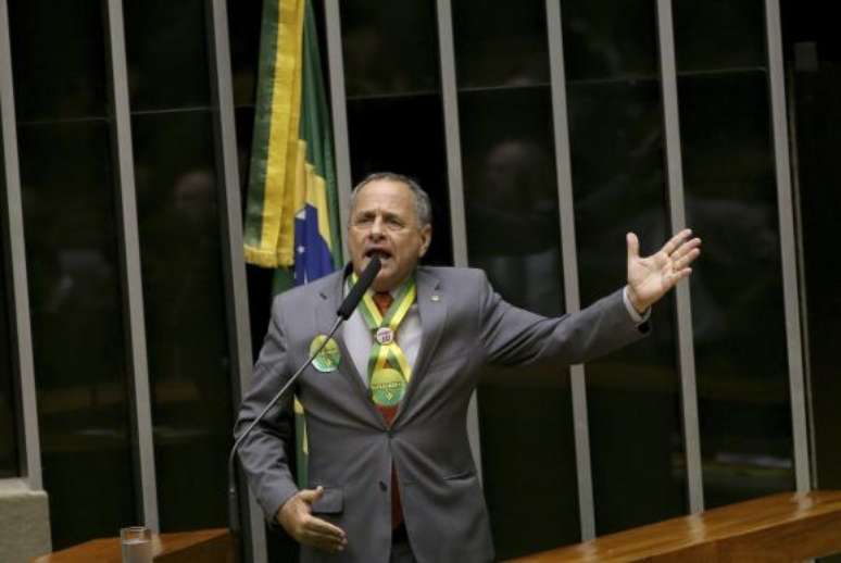 Deputado Carlos Manato (Solidariedade-ES) durante discussão do processo de impeachment de Dilma, no plenário da Câmara
