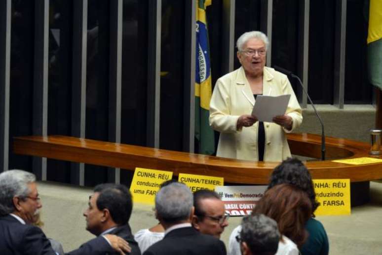 Deputada Luiza Erundina (PSOL-SP) durante discussão, no plenário da Câmara, do processo de afastamento da presidenta Dilma Rousseff 