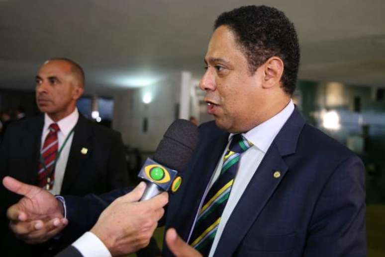 Deputado Orlando Silva concede entrevista durante a votação do processo de impeachment da presidenta Dilma Rousseff