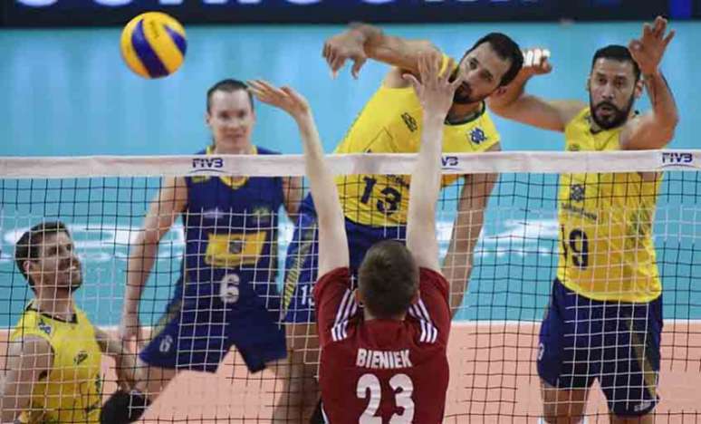 
                        
                        
                    Maurício Borges (número 19) observa o ataque de Maurício Souza (nº 13) contra a Polônia (Foto: Divulgação/FIVB)