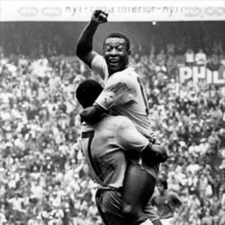 Pelé comemora gol pela Seleção