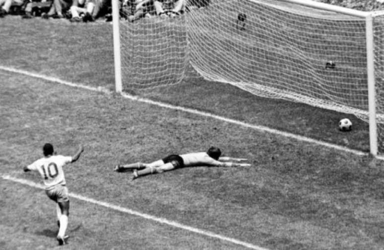 Pelé festeja gol no Mundial de 70