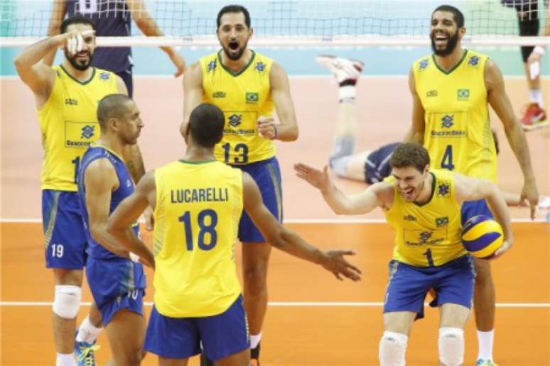 
                        
                        
                    Jogadores do Brasil celebram ponto sobre a Itália em Cracóvia (Foto: Divulgação/FIVB)