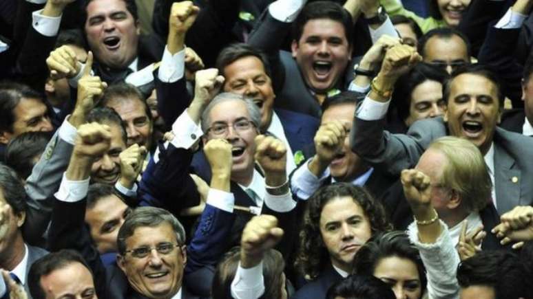 Cunha comemora com colegas de centrão ao ser eleito presidente da Câmara 