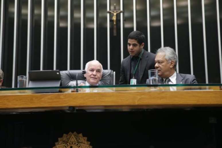 Gilberto Nascimento (no centro)