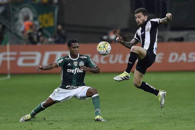 Lucas Lima disputa bola em lance da partida do Santos contra o Palmeiras, no Allianz Parque