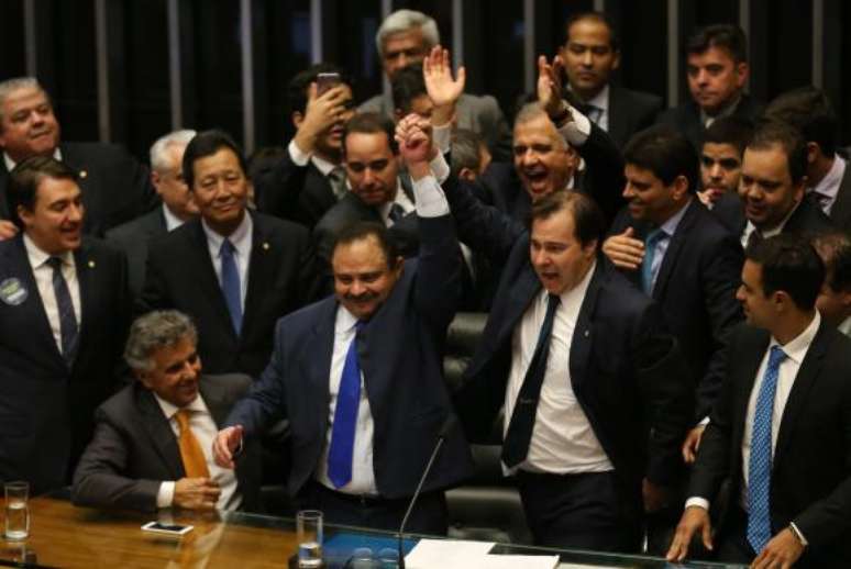 O deputado Rodrigo Maia (a direita) foi eleito presidente da Câmara dos Deputados 