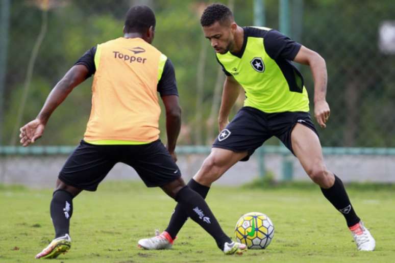 
                        
                        
                    Lateral lembrou do triunfo Alvinegro contra o rival, em 2015 (Foto: Vitor Silva/SSPress/Botafogo)