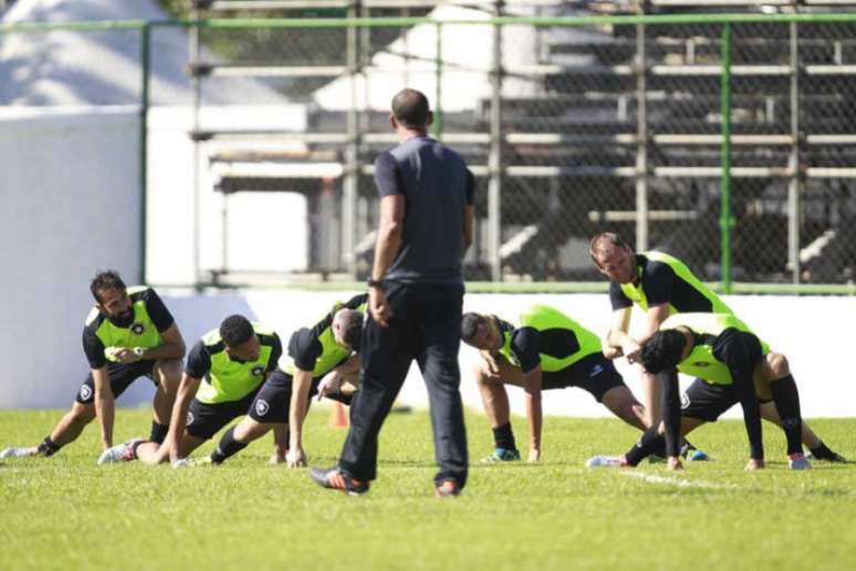 
                        
                        
                    Comandante promoveu testes na atividade desta quinta-feira (Foto: Vitor Silva/SSPress/Botafogo)