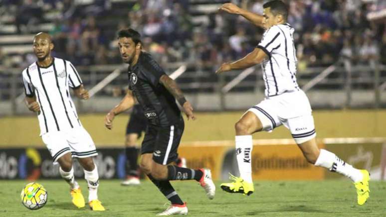 
                        
                        
                    Glorioso chegou a virar o jogo, mas permitiu o empate no segundo tempo (Foto: Miguel Schincariol)