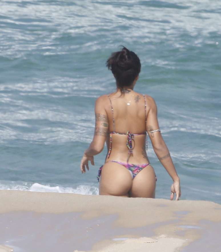 Aline Riscado curtiu a praia ao lado de uma amiga